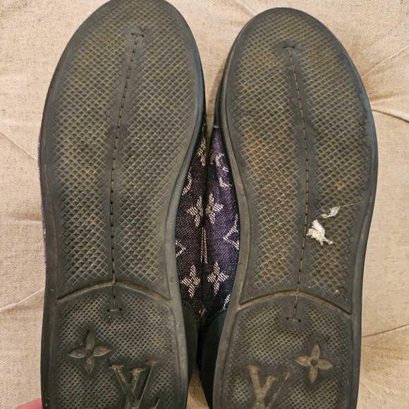 Gently preowned Womens Louis Vuitton Sneakers. - Picture 5 of 5